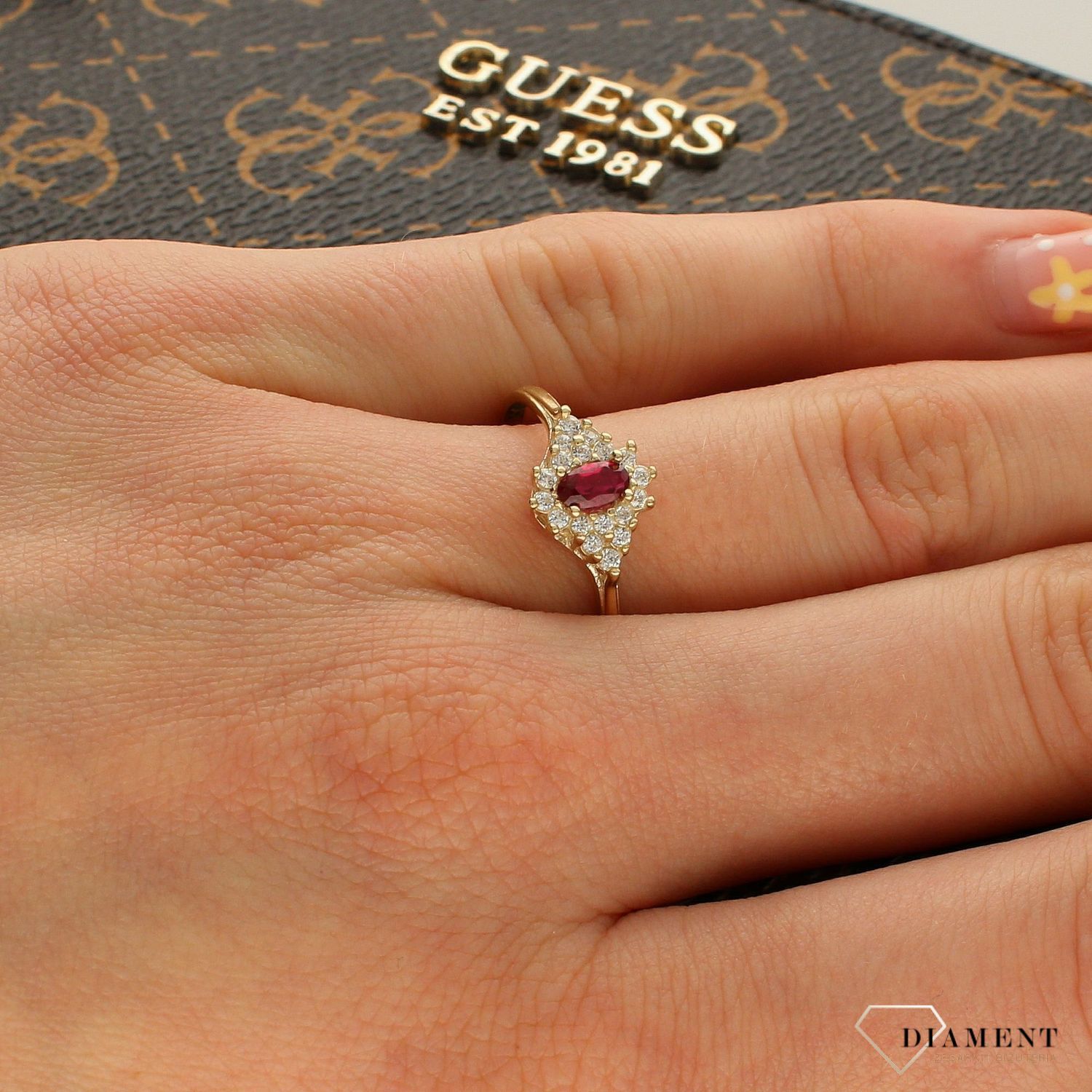 Złoty pierścionek 333 zaręczynowy z czerwoną cyrkonią PI 1503D.  Pierścionek z cyrkoniami. Złoty pierścionek z czerwoną cyrkonią. Złoty pierścionek zaręc.jpg